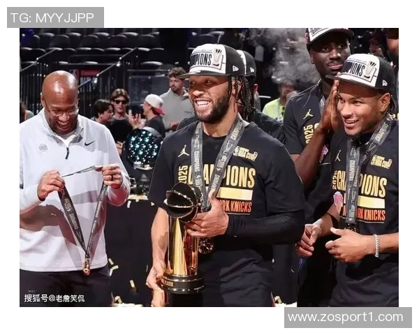 尼克斯新秀科勒克致敬科比与冠军奖杯合影展现传奇风范